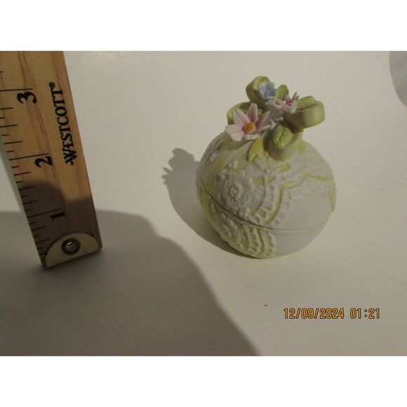 Vintage 1983 Lefton China hand painted Easter egg trinket box yellow flowers bow - Picture 4 of 7